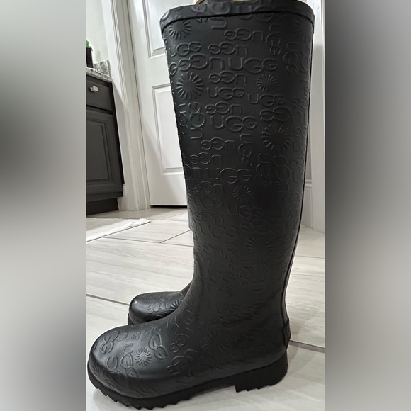Uggs rain boots. Size 5. Black - Picture 2 of 10